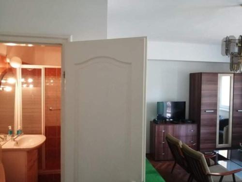 ハイドゥソボスローにあるPark Apartmanの洗面台と鏡付きのバスルームのある部屋