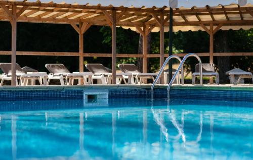 - une piscine avec des chaises et un toboggan dans l'établissement Hôtel La Gentilhommière, à Nuits-Saint-Georges