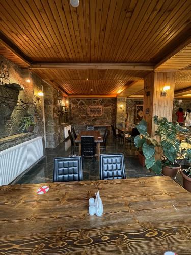 Un lugar para sentarse en Gudauri Hut Hotel