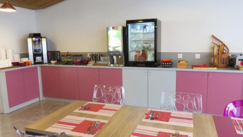 Køkken eller tekøkken på Appart-Hôtel Mer & Golf City Bordeaux Lac