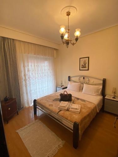 um quarto com uma cama grande e um lustre em Olympus Aroma em Litochoro