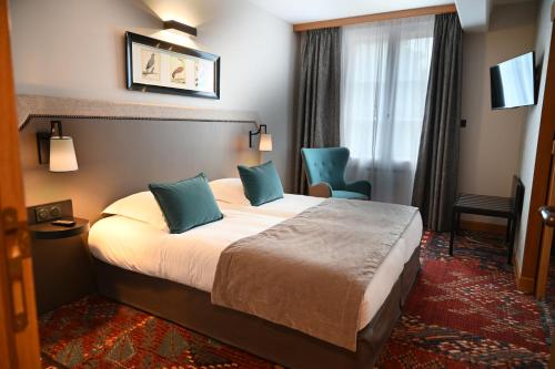 Ένα ή περισσότερα κρεβάτια σε δωμάτιο στο Hôtel Le Rempart