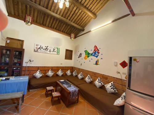 a living room with a large couch in a room at Relaxing INN Backpackers Warehouse in Jinning