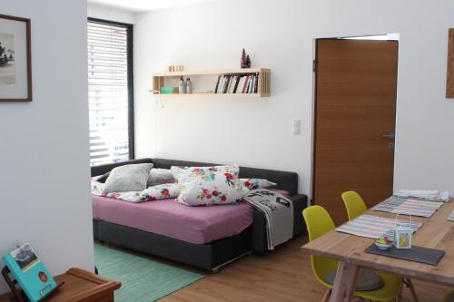 ein Wohnzimmer mit einem Bett und einem Tisch in der Unterkunft Chalet M&M in Innsbruck