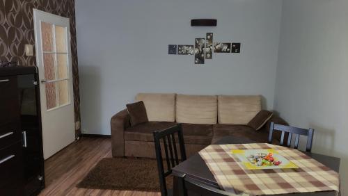 格但斯克的住宿－Oliva Work&Rest，客厅配有沙发和桌子