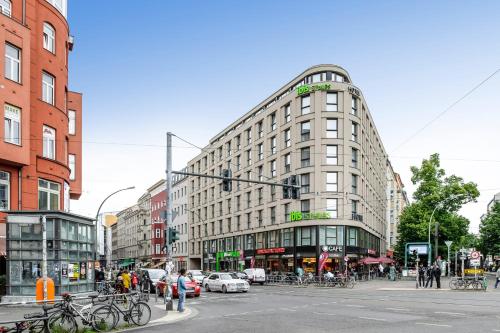 un grand bâtiment dans une rue de la ville avec un feu de circulation dans l'établissement ibis Styles Hotel Berlin Mitte, à Berlin