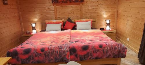 Giường trong phòng chung tại Pfalz-Apartment Mein Chalet - Einzigartig in Großkarlbach