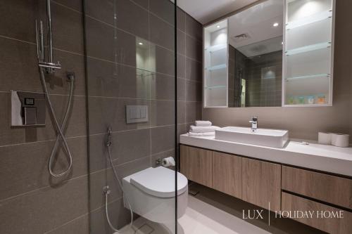 Koupelna v ubytování LUX Contemporary Suite with Full Marina View 5