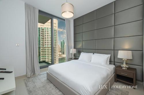 Postel nebo postele na pokoji v ubytování LUX Contemporary Suite with Full Marina View 5