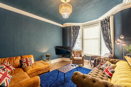 uma sala de estar com um sofá e uma televisão em Blackpool Abode - The Cinema House em Blackpool