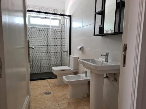 プエルト・デル・カルメンにあるCasa Olivinaのバスルーム(トイレ、洗面台付)