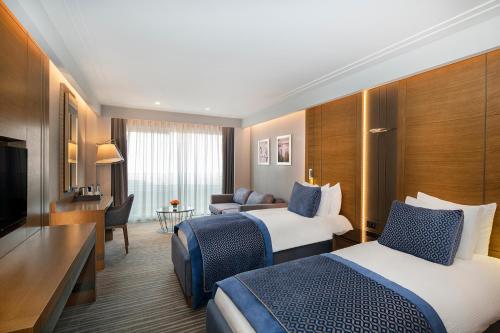 Letto o letti in una camera di Mövenpick Hotel & Thermal Spa Bursa