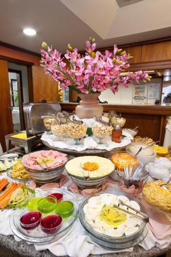 een tafel met veel borden eten erop bij Boulevard Plaza in Belo Horizonte
