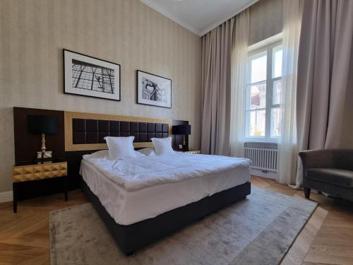 Un dormitorio con una cama grande y una ventana en Tiffi Old Town Hotel en Varsovia
