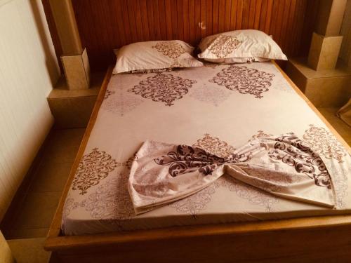a pair of beds with a wedd at Villa le Dakota in Yaoundé