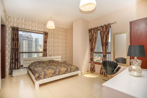 - une chambre avec un lit et une grande fenêtre dans l'établissement JBR, 2-bedroom, next to beach, full marina view, à Dubaï