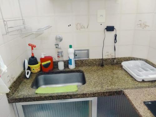 encimera de cocina con fregadero y fregadero en Santana Temporada - Nossa Senhora de Copacabana Apartments, en Río de Janeiro