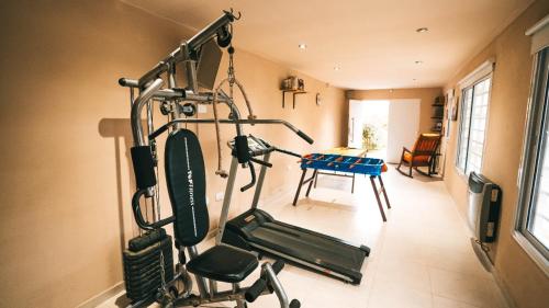 a room with a gym with a treadmill at brisas de villa gesell in Villa Gesell