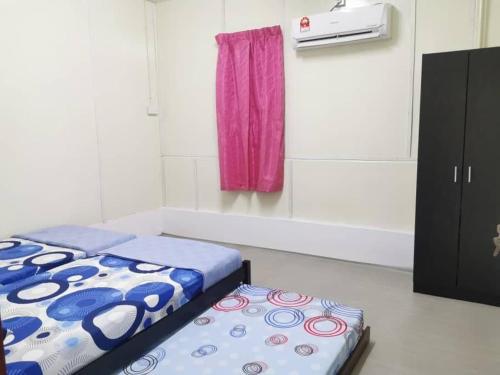 - une chambre avec un lit et une fenêtre rose dans l'établissement Homestay Teduhan Gunung, Gopeng, à Gopeng