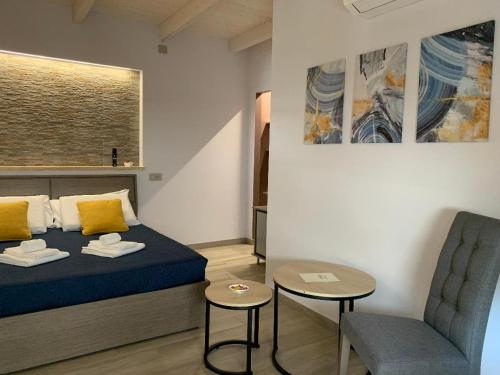 1 dormitorio pequeño con 1 cama y 1 silla en Agriturismomillefiori, en Manciano
