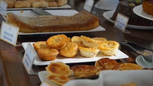 イタウナにあるHotel Lago do Solのテーブルの上の皿に並べられたパンとペストリー