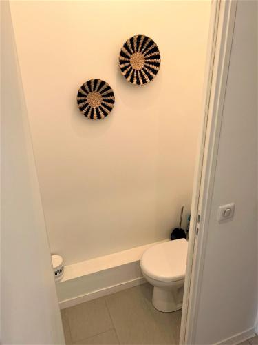 La salle de bains est pourvue de toilettes et de 2 assiettes murales. dans l'établissement Reims proche hyper-centre 6 couchages, à Reims