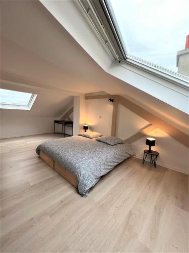 une chambre avec un lit dans un grenier dans l'établissement Reims proche hyper-centre 6 couchages, à Reims