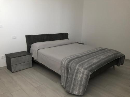 un letto con una coperta in una camera da letto di RoomsCarli a Comacchio
