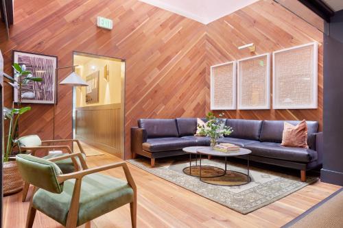 uma sala de estar com um sofá e uma mesa em FOUND Hotel San Francisco em São Francisco