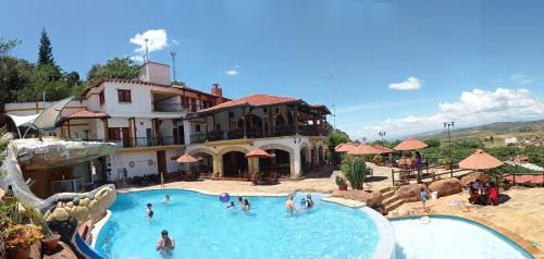 un grupo de personas en una piscina en un complejo en Hotel Las Rocas Resort Villanueva en Villanueva