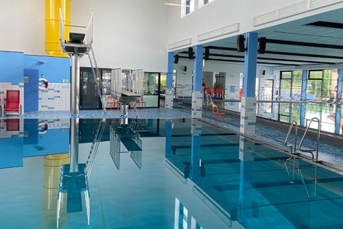 una piscina de agua azul en un edificio en Hotel Touric, en Korbach