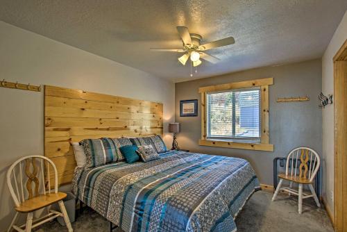 Säng eller sängar i ett rum på Garden City Lake House Hot Tub and Views!