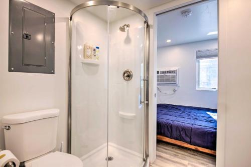 Et badeværelse på Convenient Salt Lake Tiny Home with Chic Interior!