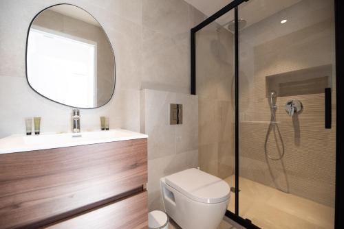 y baño con ducha, aseo y lavamanos. en Vignature residence en Asnières