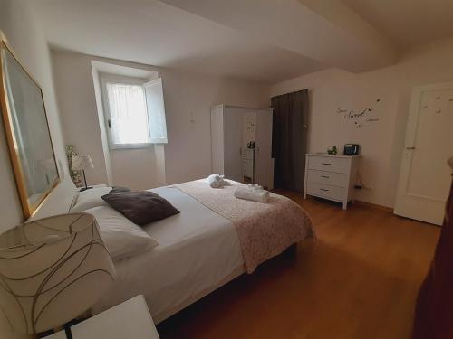 um quarto com uma cama, uma cómoda e uma janela em Alloggio Turistico Sutri em Sutri
