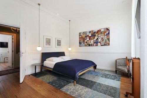 1 dormitorio con 1 cama y 1 mesa en Le Clou de Louis en Burdeos