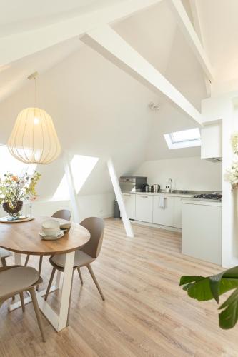 a kitchen and dining room with a table and chairs at Huize Copes apartment Den Haag, 2 bed, 2 bath in The Hague