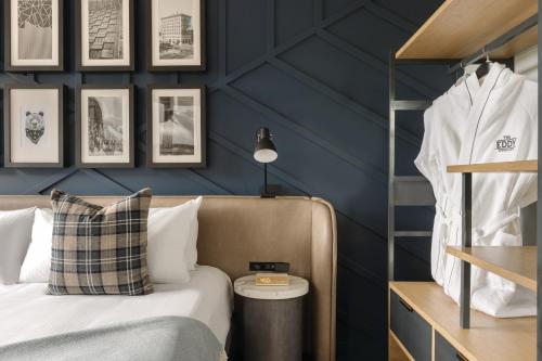 Katil atau katil-katil dalam bilik di The Eddy Taproom & Hotel