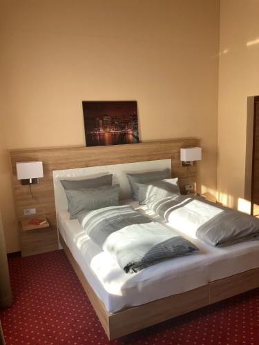 Postel nebo postele na pokoji v ubytování Hotel KonradP Holzkirchen
