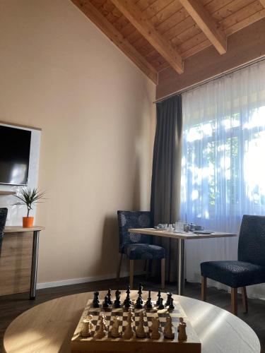 TV a/nebo společenská místnost v ubytování Hotel KonradP Holzkirchen