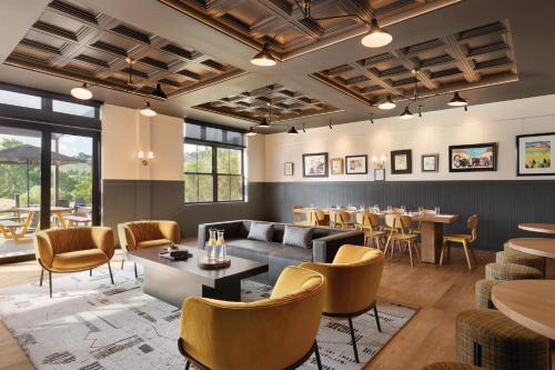 Ruang duduk di The Eddy Taproom & Hotel