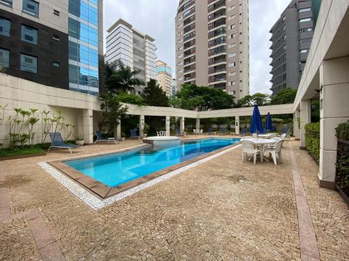 - une piscine au milieu d'un bâtiment dans l'établissement Charmoso Flat na Vila Oimpia, à São Paulo