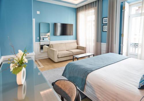 une chambre d'hôtel avec un lit et un canapé dans l'établissement Residencial Florescente, à Lisbonne