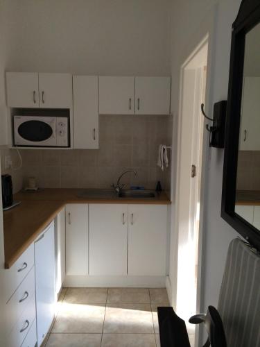 Una cocina o cocineta en Anchorage Guesthouse