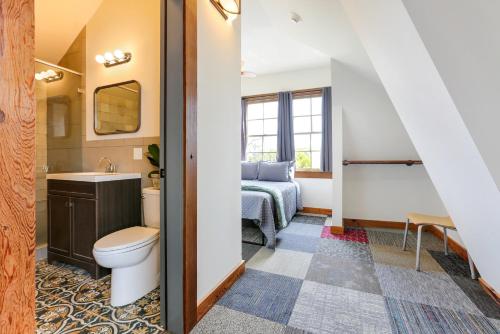 Un baño con inodoro, lavabo y cama. en Nitey Nite Inn, en Nueva Orleans