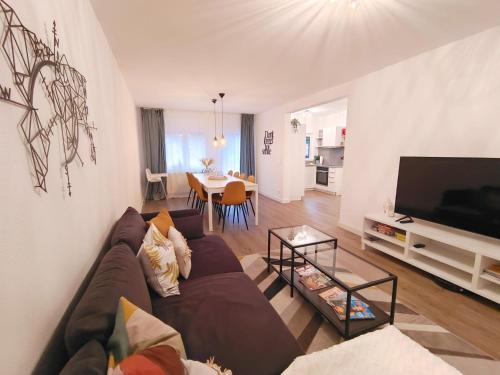 een woonkamer met een bank en een flatscreen-tv bij Ferienhaus Theodor OG in Laufen
