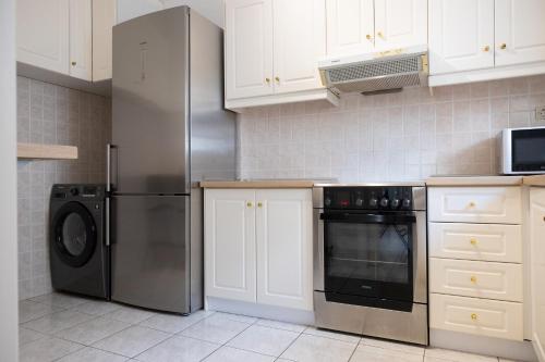 Kuchyň nebo kuchyňský kout v ubytování Spacious apartment close to the sea and the city center