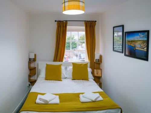 Postel nebo postele na pokoji v ubytování Pass The Keys Modern 2 bed flat overlooking Aberaeron Harbour