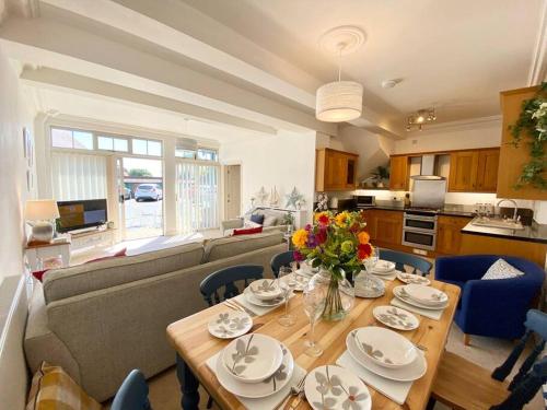 a living room with a table and a couch at Coastal Mews House close to Beach in Felixstowe