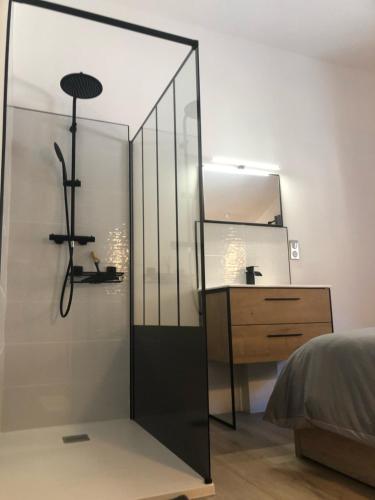 ein Schlafzimmer mit einem Spiegel, einem Bett und einer Kommode in der Unterkunft Gîte des Allas in Campagne